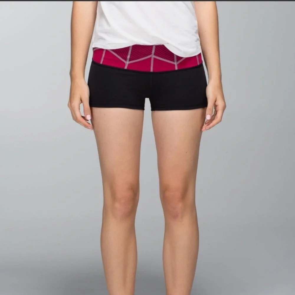lululemon‎ Boogie Short *Full-On Luon Reversible Black Fa14 Quilt Sz 4